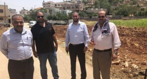 ترقيع الحفر الموجودة بالشوارع بالاسفلت