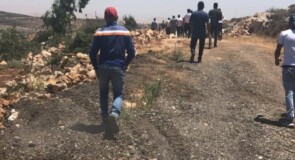 قوات الاحتلال تشرع بتجريف سلاسل حجرية في المنطقة الجنوبية الشرقية للبلدة