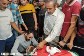 عائلة الشهيد تلقي نظرة الوداع الاخيرة في مستشفى رفيديا