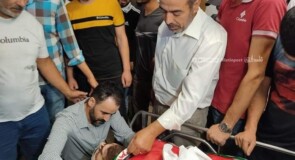 عائلة الشهيد تلقي نظرة الوداع الاخيرة في مستشفى رفيديا
