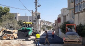 مباشرة العمل في مشروع تعبيد طرق داخلية في البلدة
