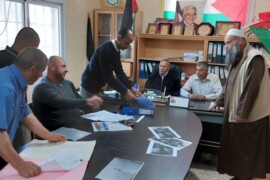 اجتماع عدد من المزارعين المتضررين من اعتداءات قطعان المستوطنين مع المحامي سليمان شاهين ممثلا عن المجلس النرويجي