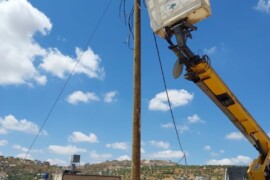 تبديل عامود كهرباء محترق في منطقة القعدة