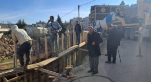 الانتهاء من اعمال صب الجدار الاستنادي وسط البلدة