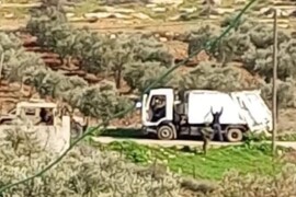 مصادرة الاحتلال لشاحنة جمع النفايات